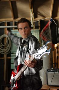 Malcolm mittendrin – Malcolm (Frankie Muniz) will sich aufgrund einer Nominierung für einen Europa-Schüleraustausch revanchieren, indem er sich eine Gitarre kauft und der Welt Gutes tun will ...