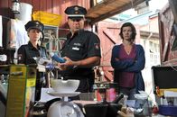 Notruf Hafenkante – Franzi (Rhea Harder, l.) und Henning (Uwe Fellensiek, M.) ermitteln bei der Ehefrau des Geiselnehmers (Anne Weber, r.): Hat Bernd Wöhler Sprengstoff in seiner Garage hergestellt?