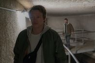 Ein Fall für zwei – Leo (Wanja Mues, r.) folgt Dennis Leibold (Vincent Krüger, l.) heimlich in die Kanalisation, um Dennis‘ Geheimnis weiter auf die Schliche zu kommen.