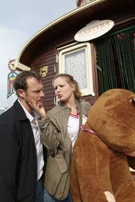 Sechserpack – Horoskope, Zukunft vorhersagen, aus der Hand lesen - alles Mumpitz, oder? Aber was tut Mann nicht alles für die liebe Freundin! (Nina Vorbrodt, r. und Hanno Friedrich, l.)