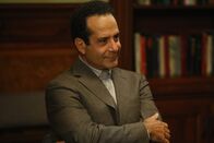 Monk – Adrian Monk (Tony Shalhoub) findet sich völlig verzweifelt bei seinem Psychiater Dr. Neven Bell ein, nachdem die Krankenkasse ihm mitgeteilt hat, dass sie keine Kosten für Therapiestunden mehr übernehmen will.
