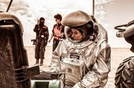 Aufbruch ins All – Die Atmosphärenforscherin Carmen Köhler testet in der Wüste des Oman einen Raumanzug für den Mars.