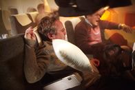 Mayday - Alarm im Cockpit – Wiederherstellung. Beim Aufprall wurden die Passagiere des British Midland Fluges 92 in der Kabine heftig erschüttert.