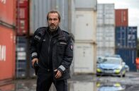 Großstadtrevier – Bei der Verfolgungsjagd im Hamburger Containerhafen greift Paul Dänning (Jens Münchow) zur Waffe - mit dramatischen Folgen.