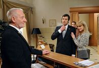 Sturm der Liebe – ARD STURM DER LIEBE FOLGE 1297 Uhr im ERSTEN. Alfons (Sepp Schauer, l.) und Xaver (Jan van Weyde, hinten) sind überrascht, als Rosalie (Natalie Alison, r.) Jacob (Andreas Thiele, M.) als neuen Portier vorstellt.