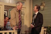 How I Met Your Mother – Nachdem Barney (Neil Patrick Harris, r.) seinen Vater (John Lithgow, l.) endlich kennengelernt hat, ist er enttäuscht, dass dieser ein richtiges Vorort-Spießerleben führt - doch Barney hat einen Plan, wie er dies ändern kann ...