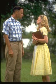 Forrest Gump – Forrest (Tom Hanks, l.) ist auf der Suche nach seiner Sandkastenliebe Jenny (Robin Wright, r.), um ihr einen Heiratsantrag zu machen. Obwohl er immer wieder von ihr zurückgewiesen wurde, kämpft Forrest unbeeindruckt weiter um ihr Herz ...