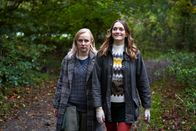 Dead Pixels – Weil sich Meg (Alexa Davies, l.) von der Erweiterung genervt fühlt, unternimmt sie etwas mit Mitbewohnerin Alison (Charlotte Ritchie, r.) in der echten Welt.