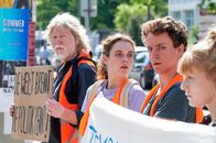 neoriginal: Aufgestaut – Alle hören auf mein Kommando! Lena (Valerie Stoll, M.) trägt heute die Verantwortung und leitet die Aktion der Klimaprotestgruppe. Sie entscheidet, wann Henning (Joachim Seemann, l.), Finn (Adrian Grünewald, 2.v.r.) und Franzi (Maria Goletz, r.) sich auf dem Asphalt festkleben.