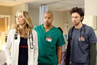 Scrubs - Die Anfänger – (v.li.) Sarah Chalke (Elliot Reid), Donald Faison (Chris Turk), Zach Braff (John 'J.D.' Dorian).