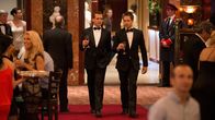 Suits – Im Casino nehmen Harvey (Gabriel Macht, l.) und Mike (Patrick J. Adams, r.) die Spur eines dubiosen Vertrags auf. Doch zwischen Jetons und Champagner steht mehr auf dem Spiel als nur Geld.