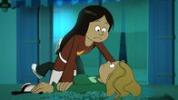 Power Sisters – Wendy versucht Marine die DVD mit dem Gruselfilm wieder abzunehmen.
