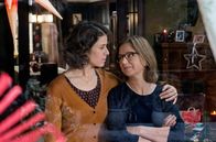 Der Wunschzettel – Pauline (Anne Schäfer) tröstet ihre Mutter Wanda (Lena Stolze).