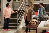 Two and a Half Men – Barry (Clark Duke, l.) und Walden (Ashton Kutcher, M.) diskutieren mit Alan (Jon Cryer, M.) sein Katz- und Maus-Spiel als "Jeff Starkmann". Walden will ihn unbedingt von seinen Eskapaden abbringen ...