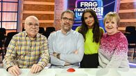 Frag mich was Leichteres! – Moderatorin Lea Wagner mit den Kandidaten Harry Bonsmann (80, Düsseldorf), Marc Bonsmann (52, Köln) und Bärbel Bonsmann (76, Düsseldorf, v. l. n. r.).