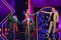 The Masked Singer – Joana Zimmer (l.); Matthias Opdenhövel (r.)