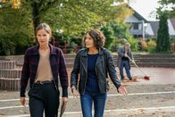 Tatort – L-R: Johanna Stern (Lisa Bitter) und Lena Odenthal (Ulrike Folkerts) ermitteln im Umkreis einer Schule. Dabei stellt Johanna fest, dass Lena einem Zeugen gegenüber zu unbeherrscht war.