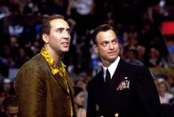 Spiel auf Zeit – Bei einem Boxkampf in der "Casino Arena" von Atlantic City trifft der Cop Rick Santoro (Nicolas Cage, l.) seinen alten Freund Kevin Dunne (Gary Sinise, r.), der den ebenfalls anwesenden Verteidigungsminister bewachen soll.