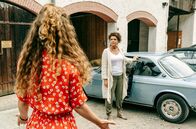Reiterhof Wildenstein – Rike (Klara Deutschmann) erwartet von ihrer Mutter Elsa (Ulli Maier, re.) mehr Unterstützung im Kampf, Jacomo zurück zu holen.
