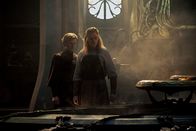 Der Herr der Ringe: Die Ringe der Macht – Sauron (Charlie Vickers, r.) will Elbenschmied Celebrimbor (Charles Edwards, l) dazu bringen, noch mehr Ringe anzufertigen.