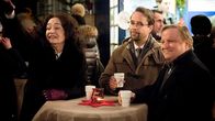Tatort – Auf zum Weihnachtsmarkt: Staatsanwältin Wilhelmine Klemm (Mechthild Großmann, Mitte) überredet Kommissar Frank Thiel (Axel Prahl, links) und Prof. Karl-Friedrich Boerne (Jan Josef Liefers, rechts) noch zu einem Gas Glühwein.