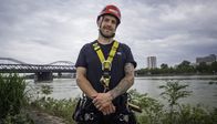 Der Südwesten von oben – Ob die Hochhäuser Mannheims oder Konzertsäle Stuttgarts: Michael Grell besteigt alle Gebäude – am Seil hängend installiert der Industriekletterer alles von Leitungen bis zu Konzertlautsprechern.
