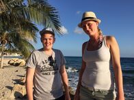Verrückt nach Meer – Küchenpraktikanten Andreas und Elisabeth am Strand von Curacao.