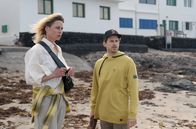 Maret – Nachdem sie aus der Klinik geflüchtet ist, bleibt Maret (Susanne Wolff) noch einige Zeit auf Lanzarote. Dort kommt sie Arnau (Álvaro Cervantes) näher.