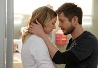 Atlanta Medical – Nicolette Nevin (Emily VanCamp, l.); Dr. Conrad Hawkins (Matt Czuchry, r.)