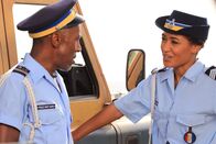 Death in Paradise – Dwayne (Danny John-Jules) und Florence (Joséphine Jobert) wachsen als Team immer mehr zusammen.