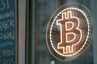 Re: – Das Logo an der Fensterscheibe verrät: Hier kann mit Bitcoin bezahlt werden.