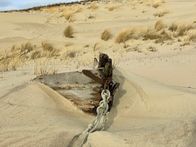 Strände Europas – Letzte Spuren verschluckter Dörfer durch die Wanderdünen.