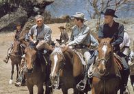 Die glorreichen Sieben – Vorne, v.li.: Vin (Steve McQueen), Britt (James Coburn), Chris (Yul Brynner).