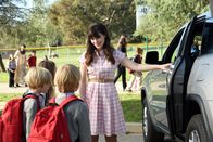 New Girl – Eigentlich sollte Jess (Zooey Deschanel) Ceces Hochzeitskleid fertig umgestalten, doch dann findet sie sich plötzlich als Assistentin von Schmidts gemeiner Chefin wieder ...