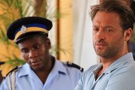 Death in Paradise – J.P. (Tobi Bakare, l.) verhört Jay Crocker (Paul Nicholls, r.). Er ist der Fotograf der Modenschau.
