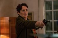 Killing Eve – Carolyn (Fiona Shaw) muss wissen, wer hinter dem Tod ihres Sohnes steckt. Als sie endlich stichhaltige Beweise gefunden hat, ist es an der Zeit, abzurechnen.