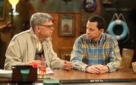 Two and a Half Men – Männergespräche: Sid Olsen (John Cryer, l.) und Alan Harper (John Cryer, r.) ...