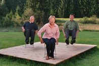 Tele-Gym – Die Diplom-Physiotherapeutin Mia Schmidt zeigt mit ihren beiden männlichen Begleitern Peter Reichert (links) und Heinz Gruczek (rechts) Übungen für mehr Beweglichkeit und Fitness in jedem Alter und für jeden Tag.