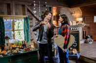 Sturm der Liebe – Denise (Helen Barke, r.) ist von Joshuas (Julian Schneider, l.) Sinn für Romantik gerührt.