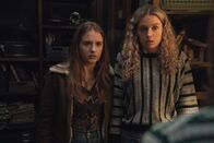 Extraordinary – Jen (Máiréad Tyers, l.) und Carrie (Sofia Oxenham, r.) kehren an ihre alte Schule zurück und stehen plötzlich Rebecca, ihrer früher erbitterten Rivalin, gegenüber.