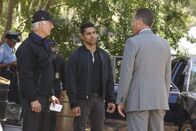 Navy CIS – Während einer Beschattung verschwindet sein Partner der Metro P.D. spurlos, als Torres (Wilmer Valderrama, M.) kurz das Auto verlässt. Wurde der Polizist als Geisel genommen? Torres verständigt Gibbs (Mark Harmon, l.) ...