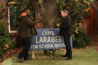 Last Man Standing – Chuck (Jonathan Adams, l.) unterstellt Mike (Tim Allen, l.), etwas mit dem Verschwinden der Werbeschilder zu tun zu haben ...
