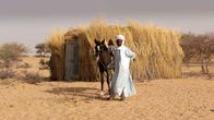 Universum: Extrem! – Mann des Kanuristammes mit seinem wertvollsten Besitz, seinem Pferd. Indil, Sahel, Niger.