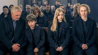 Totenfrau – L-R: Marks Vater Karl Thaler (Hans Uwe Bauer), Tim (Lilian Rosskopf), Nela (Emilia Pieske) und Blum (Anna Maria Mühe) beim Trauergottesdienst für Blums Ehemann Mark.