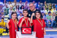 1, 2 oder 3 – Das rote Rateteam aus Söke/Türkei hatte heute einen unterhaltsamen Tag im "1, 2 oder 3"-Studio.