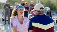 Praxis mit Meerblick – Mandy Petersen (Morgane Ferru) und ihr Teampartner Dr. Axel Heckmann (Patrick Heyn) freuen sich nach dem Beachvolleyballfinale.