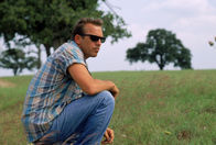 Perfect World – gefängnisausbrecher Butch Haynes (Kevin Costner) will mit dem achtjährigen Phillip als Geisel nach Alaska fliehen.
