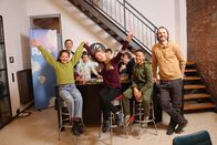 pur+ – v.l.) macht zusammen mit 6 Kindern und dem Mikro-Abenteuer-Experte Christo Förster (r.) ein Abenteuer-Experiment. Die Herausforderung: bei 5 Grad Celsius in der Elbe baden. Bringt das den Kindern Spaß und sind sie hinterher vielleicht sogar glücklicher?