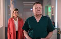 In aller Freundschaft – Sarah Marquardt (Alexa Maria Surholt) hat erst vom Gesundheitsdezernenten erfahren, dass Dr. Roland Heilmann (Thomas Rühmann) eine Entscheidung getroffen hat. Als sie ihn sauer darauf anspricht und eine Begründung fordert, lässt Roland sie stehen.