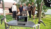 Lebenswege – Gruppenfoto mit Rolator: Auf dem Apfelhof Riegen wird der 88. Geburtstag von Opa Klaus gefeiert.